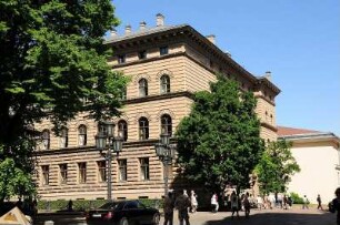 Parlament in Riga : Blick auf das Parlamentsgebäude Saeima. Aufgenommen in Riga im Juni 2008
