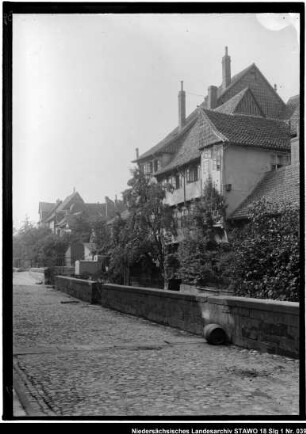 Fischerstraße mit Oker und Okermauer, vor Brücke Große Kirchstraße (älterer Positivabzug vorhanden) Enthält: Platte 6 (eingeritzt: 7)