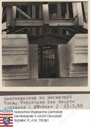 Darmstadt, Hessisches Landesmuseum / Bild 1 bis 4: Versetzen des Hauptgesimses