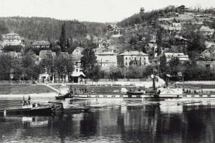 Stadtteilansicht mit Anlegestelle "Wachwitz" am Dampfschiff-Restaurant, davor Personenseitenraddampfer "Fürst Bismarck"