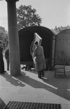 Central Collecting Point Marburg. Mitarbeiter beim Entladen der Kunstwerke aus dem Depot Siegen