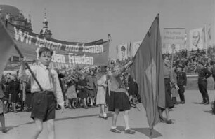 Demonstration zum 1. Mai 1951 in Berlin : Schüler im Demonstrationszug