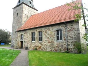 Kirche von Südosten über Kirchturm (gotische Gründung-querrechteckig) sowie Langhaus (gotische Gründung-verändert-beachte Mauersteinverband)