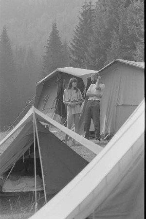 Čičmany. Akt-Pleinair 1980. Vermutlich Eva Mahn und Volkhard Wilhelm zwischen Zelten