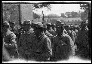 Lille (Dep. Nord, Frankreich): Gefangene mit Feldmütze (Nahaufnahme) ("Einbringen von Gefangenen auf der Zitadelle Lille")
