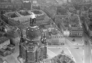 Dresden. Neumarkt mit Frauenkirche und östlichem Teil der Altstadt von Nordwesten. Luftbild-Schrägaufnahme