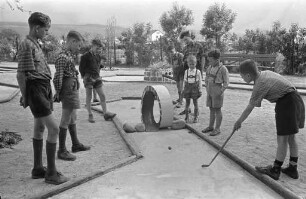 Erste Minigolf-Anlage in Karlsruhe auf dem neuen Sportplatz des Turn- und Sportvereins 1874 Karlsruhe-Rüppurr.