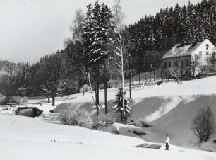 Zöblitz-Neusorge, Ortsteilansicht an der Schwarzen Pockau, Blick talab zur Kniebreche