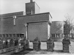 Hilversum, Eikbosserweg 166. Schulenkomplex Juliana-Schule und Catharina-Schule. Juliana-Schule (1925-1927; W. M. Dudok)