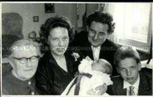 Familienfoto zur Taufe