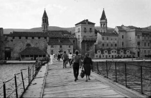 Trogir: Stadtansicht mit Pontonbrücke