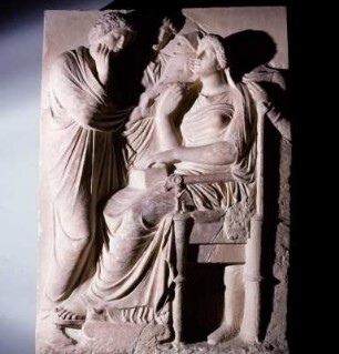Athen. Archäologisches Nationalmuseum 819. Grabstele einer jungen Mutter, einst in Naiskos-Form. Mitte 4. Jh. 1837 Piräus. Höhe 1,32m