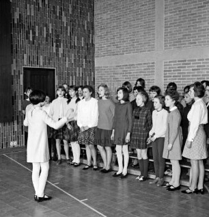 Grund- und Hauptschule: Soltausredder: Turnhalle: Verabschiedung von Konrektor Jürgen Ehlers: Schulchor beim Liedvortrag: links Schülerin als Chorleiterin