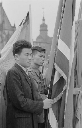 Menschen mit Fahnen in der Hand bei einer Demonstration auf dem Karl-Marx-Platz