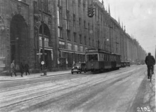 Verschneite Straße mit Straßenbahn : Verschneite Straße mit Straßenbahn, möglicherweise in Berlin.