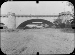 Dresden-Friedrichstadt. Marienbrücke (Straßenbrücke über die Elbe; 1846-1852, J. G. Lohse), stromaufwärtige Seite. Blick durch einen Brückenbogen elbabwärts zur Eisenbahnbrücke