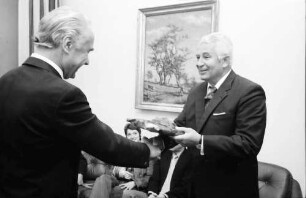 Freiburg: Regierungspräsidium; Filmvorführung: Oberrheinischer Narrentag 1975; Präsident der Narrenzünfte Baldringer; Übergabe eines Filmes an Regierungspräsident