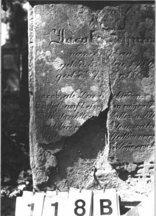 Grabstein 118 (Index: 99788794) Material: Sandstein Zustand: sehr stark verwittert mit sehr großem Textverlust Maße HxBxT: 119x58x14 cm: Grabstein 118B