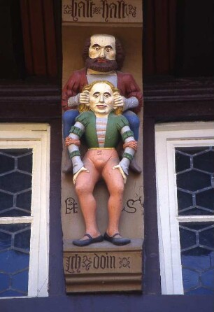 Männerfiguren am Rathaus : Figuren am Rathaus in Frankenberg. Aufgenommen ca. 1993