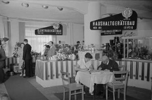Besucher und Vertreter der Leipziger Herbstmesse 1955 an Ständen des VEB (K) Haushaltgerätebau Leipzig sowie des VEB (K) Elektrogerätebau Leipzig