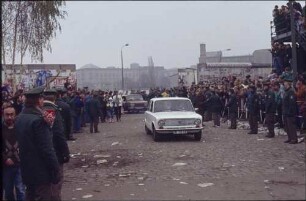 DDR-Autos fahren Richtung Westen am provisorischen Grenzübergang am Potsdamer Platz