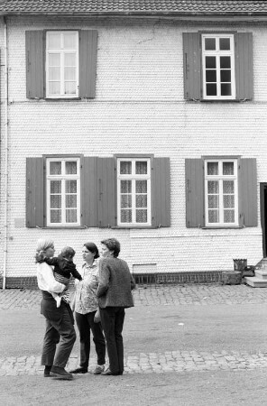 Lulu mit ihrer Tochter Emilie auf den Armen, Laura und Verena, Echzell