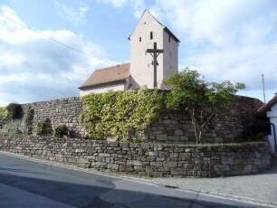 Ansicht von Südosten mit Kirche (im Kern Spätromanisch) über Kirchhofmauer (Wehrgang mit Steinbrüstung im 19 Jh abgetragen)