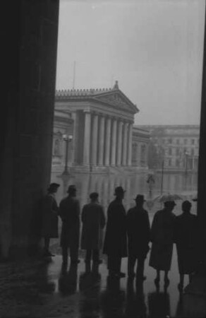 München: Königlicher Platz [Königsplatz], Blick zur Glyptothek, Vordergrund Leute