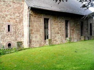 Langhaus (romanisch gegründet - Gotisch und später verändert) von Südwesten über Traufseite