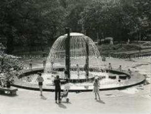 Kinder spielen am Springbrunnen im Volkspark Friedrichshain