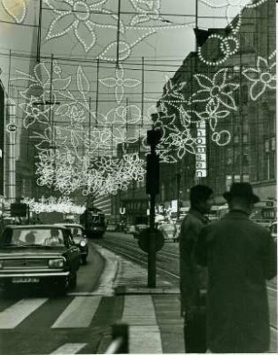 Hamburg. Die Mönckebergstraße in der Vorweihnachtszeit. Nachtaufnahme