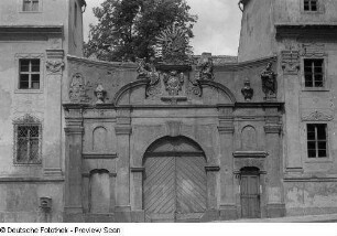 Portal zum Domstift mit dessen Wappen