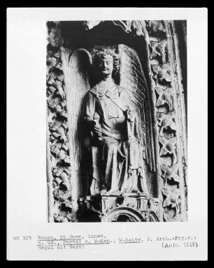 2. Archivoltenfigur rechts: Engel mit Nägeln