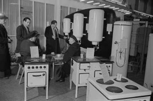 Messestand von EWS (Elektrowärme Sörnewitz). Messebesucher zwischen Elektroherden und Boilern