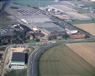 British American Tobacco (BAT): Luftbild des Gewerbegebietes am Beimoorweg: im Vordergrund Beimoorweg, im Hintergrund Tiefdruckerei der Axel-Springer AG