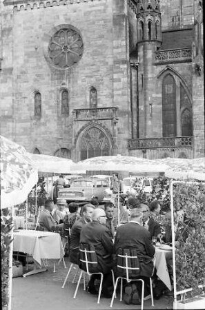 Freiburg: Gäste des "Rappen" vor dem Haus auf dem Münsterplatz