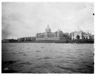 Bombay (Indien). Blick von Bord eines Hochseepassagierdampfers auf die Stadt mit Taj-Mahal-Hotel