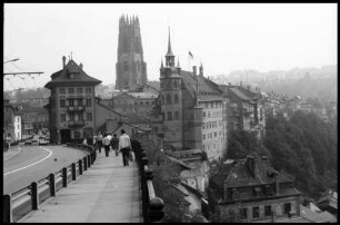Fribourg: Routes des Alpes mit Blick auf Rathaus und Kathedrale
