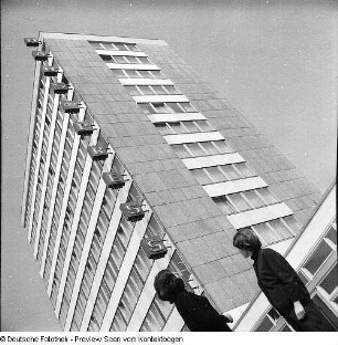 Haus der Presse (Blick von oben, Baustelle, Innenansichten Kantine?, Büro?, mit Skulpturen, mit Transparent, Richtfest)
