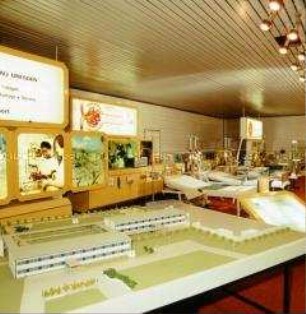 Architekturmodell und Krankenhauszubehör auf der Leipziger Messe