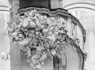 Kanzel : Dresden-Altstadt. Katholische Hofkirche (1751 eröffnet; G. Chiaveri). Kanzel (1712 Aufstellung, 1750 Ergänzung; B. Permoser, J. Hackl) Detail: Kanzelbrüstung (Holz, geschnitzt, gefasst, vergoldet)