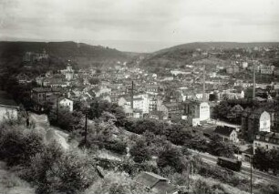 Greiz, Stadtansicht : Greiz. Stadtansicht mit Stadtkirche und Oberen Schloss vom Hainberg von Südosten