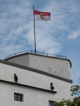Salzburg, Festung Hohensalzburg mit Fahne der Stadt Salzburg