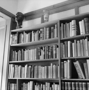 Schweiz. Kilchberg. Wohnhaus des Schriftstellers Thomas Mann. Bücherregal