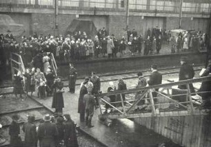 Ein Auswandererschiff im Hamburger Hafen kurz vor der Ausreise nach Amerika. Angehörige und Freunde der Auswanderer verlassen nach der Verabschiedung das Schiff