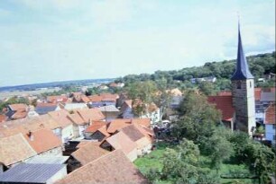 Blick von West auf das Dorfzentrum, Luftaufnahme vom Kran aus