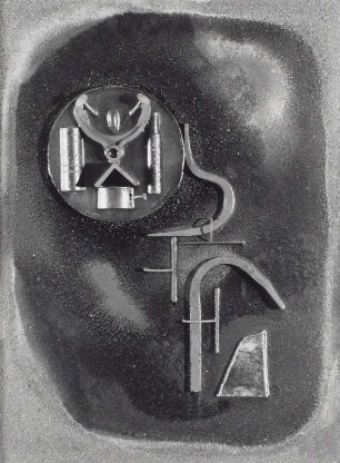 Abstrakte Komposition aus Metallteilen, Sand, Schmelzen