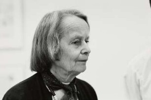 Die Galeristin und Künstlerin Betty Parsons bei der Eröffnung der Saul Steinberg-Ausstellung in ihrer Galerie