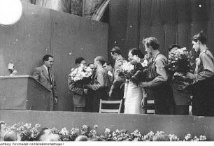 Dresden, Theaterplatz, Besuch einer Delegation aus China, Kundgebung vor der Semperoper, Ausflug der Delegation in die Sächsische Schweiz, 9./10. Juni 1951