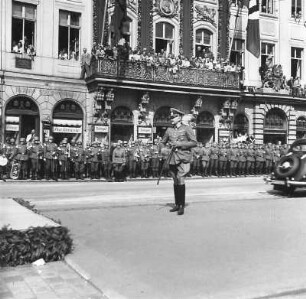 Dresden, Altmarkt, an der Ehrentribüne. Einzug der 4. Division in Dresden, 9. August 1940